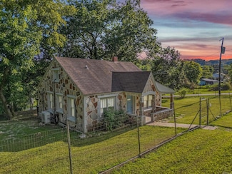 225 Blevins St, Norfork, AR 72658