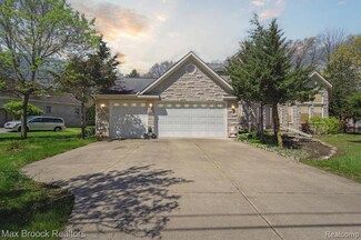 22565 Riverdale Dr, Southfield, MI 48033