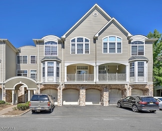 612 Kensington Ln, Livingston, NJ 07039