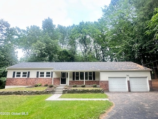 8 N Hill Dr, Ballston Lake, NY 12019