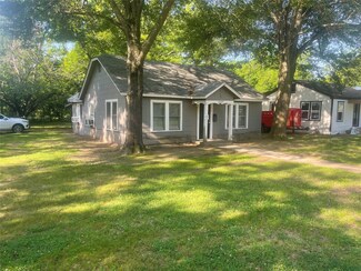 2205 W Kaufman St, Paris, TX 75460