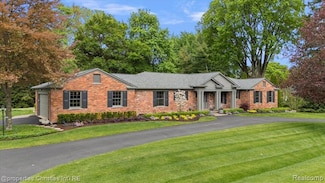6220 Thorncrest Dr, Bloomfield Hills, MI 48301