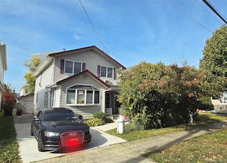 8530 261st St, Floral Park, NY 11001