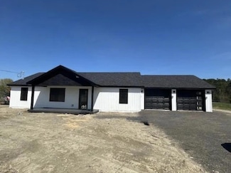 40 Bartlett Cove Dr, Orrington, ME 04474