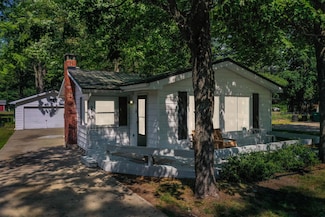 213 Devonshire Dr, Houghton Lake, MI 48651