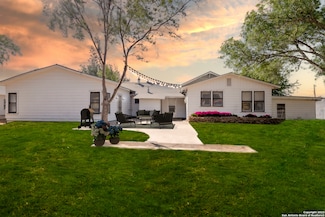 1802 C St, Floresville, TX 78114