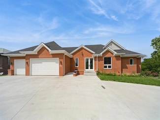 1863 Glen Oaks Dr, West Des Moines, IA 50266