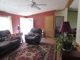17 Meadow St, Proctor, VT 05765