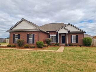 208 Village Knoll, Wetumpka, AL 36093