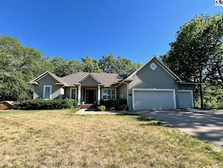 3907 Deer Ridge Dr, Hutchinson, KS 67502