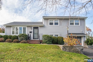 16 Hemlock St, Waldwick, NJ 07463