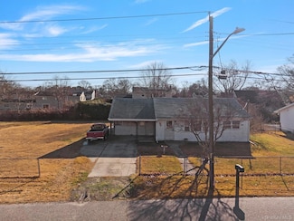 32 Flintlock Dr, Shirley, NY 11967