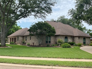 216 Dewberry Dr, Lake Jackson, TX 77566