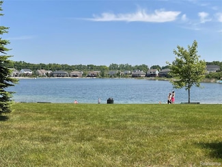 1170 Glass Lake Cir, Oxford, MI 48371