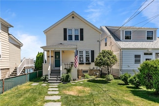 45 Cedar Ave, Portsmouth, RI 02871