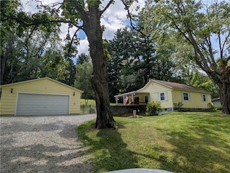30 Bloxsom Ln, Finleyville, PA 15332