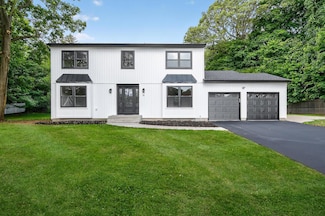 21 Kent Place, Smithtown, NY 11787