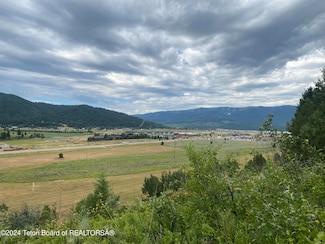 4 Pine St, Alpine, WY 83128
