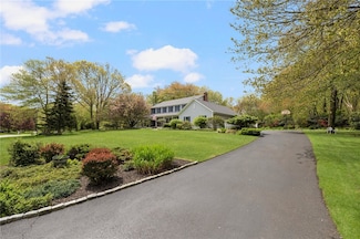 34 Finch Ln, Saunderstown, RI 02874