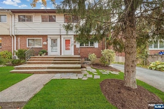 35 Edgewater Place, Edgewater, NJ 07020