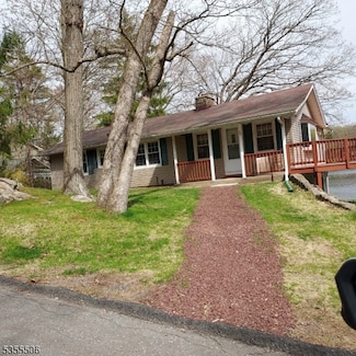 29 Lake Shore Rd W, Stockholm, NJ 07460