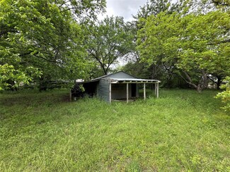 301 S Hovey St, Chico, TX 76431