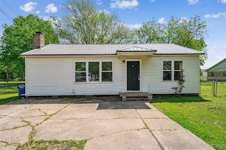 212 N Gray St, Chouteau, OK 74337