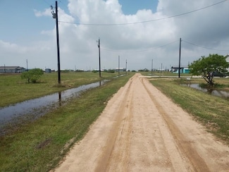 218 Kingfish Ln, Palacios, TX 77465