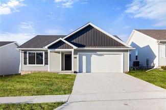 4316 Grover Woods Ln, Des Moines, IA 50317