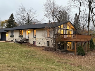 908 12th St, Hudson, WI 54016