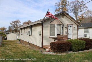 26 Hilltop Blvd, Keyport, NJ 07735