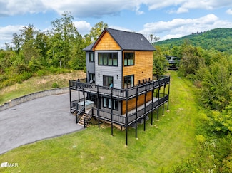 1279 Upper Middle Creek Rd, Sevierville, TN 37876