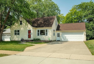 3509 Mcclain Dr, Cedar Falls, IA 50613
