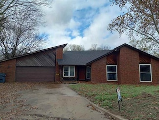 2304 NE 9th St, Lawton, OK 73507