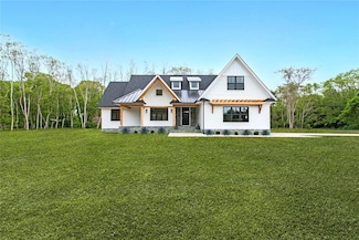 33 Lagoon Ct, Riverhead, NY 11901