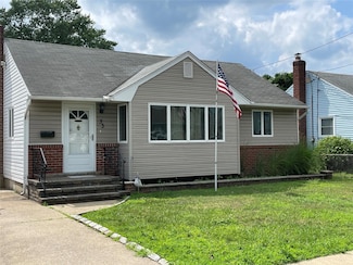 33 Gardner Ave, Hicksville, NY 11801