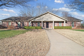 682 Meadowood Dr, Broken Arrow, OK 74011