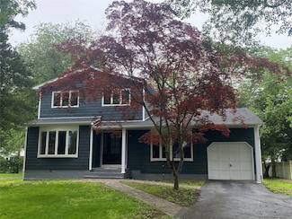 95 Muncie Rd, West Babylon, NY 11704