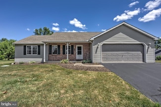 1112 Village Cir, Denver, PA 17517