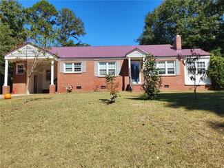 1008 N 16th St, Lanett, AL 36863