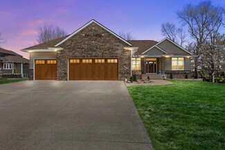 2814 Sunset Dr NE, Swisher, IA 52338