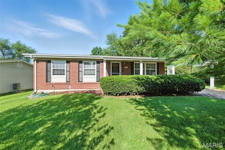 2816 Glenway Dr, Maryland Heights, MO 63043
