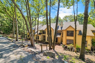 426 Oak Ct, Tannersville, PA 18372