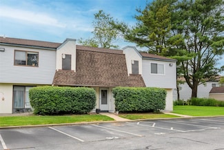 95 Pointe Cir S, Coram, NY 11727
