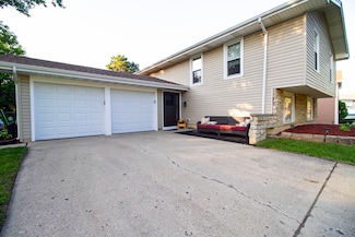 329 Douglas Dr, Bloomingdale, IL 60108
