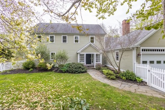 17 Spruce St, Rockport, ME 04856