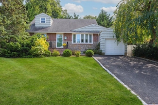 18 Longfellow Dr, Huntington Station, NY 11746