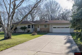 2029 2029 Roe Crest Dr, North Mankato, MN 56003