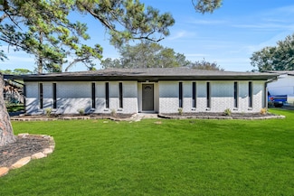 4907 Green Willow Ln, Dickinson, TX 77539