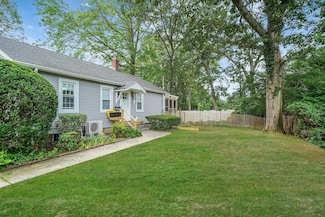 52 Mc Cue Ln, Babylon, NY 11702